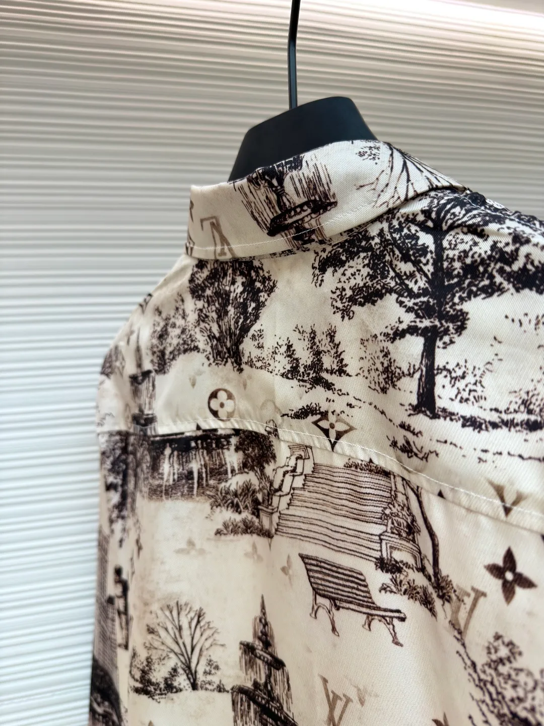LOUIS VUITTON Mulberry silk long-sleeved shirt ●Original version: purchased and developed for 17700 ●Item number: 1680840-A75 ●Fabric: mulberry silk fabric ●Technology: jacquard production ●Version: fitted version ●Weight: about 190 grams ●Size: S-M-L-XL ●Description: The fabric is made of customized 75D interlining mulberry silk fabric, which is a natural animal protein fiber with a natural soft white gloss, smooth surface, soft and delicate feel, and is known as the "Queen of Fibers" in the fabric industry! This model depicts the entire Monogram City with delicate touches. The Walk pattern flexibly integrates Monogram elements into the urban dog-walking scene, refreshing the traditional French Jouy print while expressing the inspiration of the season. The twill mulberry silk reveals a gorgeous texture and can inject a romantic style into the elegant look. Use imported direct-injection equipment to fix the processed fabric on the direct-injection printer workbench, start the equipment, and the printer will follow the design file. The ink is directly sprayed onto the fabric through the inkjet head. The multi-color nozzle of the direct-injection printer can mix pigments to achieve rich color transitions. It can achieve high-precision, high-color saturation pattern printing, with bright, realistic colors and strong layering. It can present rich details, such as gradients, etc., and can also simulate the realistic effects of 3D and embroidery, increasing the added value of the product. . Using advanced laser cutting machines, it is a processing technology that uses high-energy-density laser beams to cut materials. It can achieve precise cutting of complex shapes. The edges cut by the laser will melt to form joint edges without trimming and hemming, which can prevent loose edges. The overall line is straight and delicate, the fabric is comfortable and soft, and the color is consistent without color difference. It can be matched with the same style to create a fashionable look, and it can be customized for various occasions. The accessories are complete and the same style for men and women!